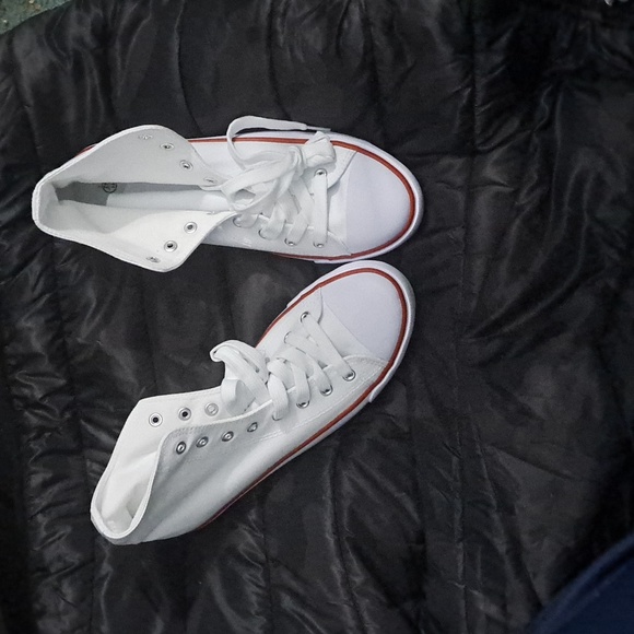 Sneakers Size 11 - Picture 2 of 4